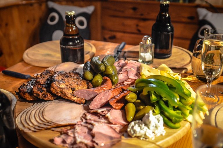 consumo equilibrato di carne, piatto con vari affettati disposti sopra